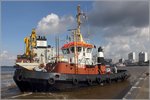 Die 1982 gebaute MARS (IMO 8116702) arbeitet hier nahe der  Hafenkante  in Bremerhaven, damit der Bagger ALEXANDER VON HUMBOLDT die Kurve kriegt. Die MARS ist 27,96 m lang und 8,85 m breit, hat eine Maschinenleistung von 1.622 kW und eine Pfahlzug von 26 t. Heimathafen ist Bremen. 