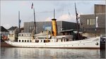 Die 1908 als Peilschiff gebaute SCHAARHÖRN liegt am 27.05.2016 im Neuen Hafen in Bremerhaven. Sie ist 41,66 m lang und 6,80 m breit. Die beiden Dreifach-Expansions-Dampfmaschinen leisten je 412 PSi. Heimathafen ist Hamburg. Heute kann sie bei Gästefahrten bis zu 85 Passagiere mitnehmen.