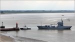 Der 1993 in Dienst gestellte Tender A 513 RHEIN der deutschen Marine steuert am 28.07.2016 mit Schlepperunterstützung den Fischereihafen in Bremerhaven an. 