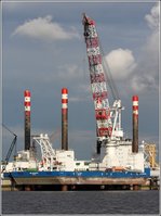 Das Offshore-Errichterschiff MPI ENTERPRISE (IMO 9578244) steht am 31.07.2016 auf seinen Beinen an der Stromkaje in Bremerhaven. 