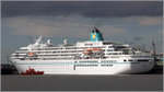 Die 1991 gebaute AMADEA (IMO 8913162) nimmt am 31.07.2016 von der Columbuskaje in Bremerhaven Kurs Richtung. Sie ist 192,82 m lang und 24,70 m breit, hat eine GT/BRZ von 29.008 und bietet 604 Passagieren sowie 262 Bestzungsmitgliedern Platz. Heimathafen ist Nassau (Bahamas). Früherer Name: ASUKA.