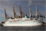 Die 1973 gebaute ALBATROS (IMO 7304314) nimmt am 31.07.2016 von der Columbuskaje Kurs Richtung Nordsee und passiert dabei die Containerterminals in Bremerhaven. Sie ist 205,46 m lang und 25,22 m breit, hat eine GT/BRZ von 28.518 und bietet 830 Passagieren sowie 340 Bestzungsmitgliedern Platz. Heimathafen ist Nassau (Bahamas). Frühere Namen: CROWN, NORWEGIAN STAR 1, NORWEGIAN STAR, ROYAL ODYSSEY, ROYAL VIKING SEA.