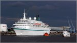 Die 1973 gebaute ALBATROS (IMO 7304314) hat am 31.07.2016 von der Columbuskaje in Bremerhaven abgelegt. Der Hafenlotse wird gerade von Bord geholt während auf der GEESTEMÜNDE etliche Sehleute das Ganze beobachten.
Auf der ALBATROS wurden die ersten drei Staffeln der Fernsehserie  Verrückt nach Meer  gedreht.