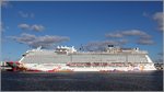 Die auf der Meyer Werft in Papenburg gebaute GENTING DREAM (IMO 9733105) wird z.Z. in Bremerhaven ausgerüstet bevor sie an die Reederei übergeben wird. Dieses für den asiatischen Markt gebaute Kreuzfahrtschiff ist 335 m lang und fast 40 m breit, die GT/BRZ beträgt 151.300. Sie bietet 3.360 Passagieren und 2.000 Besatzungsmitgliedern Platz. Heimathafen wird Nassau (Bahamas). 05.10.2016