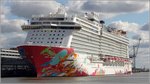 Die auf der Meyer Werft in Papenburg gebaute GENTING DREAM (IMO 9733105) wird z.Z. in Bremerhaven ausgerüstet bevor sie an die Reederei übergeben wird. Dieses für den asiatischen Markt gebaute Kreuzfahrtschiff ist 335 m lang und fast 40 m breit, die GT/BRZ beträgt 151.300. Sie bietet 3.360 Passagieren und 2.000 Besatzungsmitgliedern Platz. Heimathafen wird Nassau (Bahamas). 05.10.2016