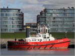 Die ZP BISON (IMO 9701994) liegt am 05.10.2016 an der Schlepperpier in Bremerhaven. Seit der letzten Vorstellung hier wurde die Schornsteinmarke geändert (siehe Bild ID 43223 und 46954). Das schlichte Kotug-K wurde durch das gedrehte Kotug-Smit-K ersetzt. Das Gemeinschaftsunternehmen der niederländischen Firmen Kotug und Smit wurde im April 2016 gegründet.