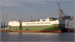 Die 2013 gebaute TOSCA (IMO 9605798) liegt am 31.08.2016 an der Stromkaje in Bremerhaven. Dieser Autotransporter ist 200 m lang, 32 m breit und kann 6.459 Fahrzeuge transportieren. Heimathafen ist Singapore.
