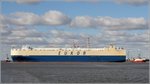 Die 2010 gebaute MORNING LAURA (IMO 9445992) verlässt am 05.10.2016 mit Schlepperunterstützung die Nordschleuse in Bremerhaven. Dieser Autotransporter ist 223,38 m lang, 32,26 m breit, hat eine GT/BRZ von 70.687, eine DWT von 27.297 t und eine Kapazität von 8.123 Fahrzeugen. Heimathafen ist Panama.