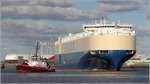 Die 2010 gebaute MORNING LAURA (IMO 9445992) verlässt am 05.10.2016 mit Schlepperunterstützung die Nordschleuse in Bremerhaven. Dieser Autotransporter ist 223,38 m lang, 32,26 m breit, hat eine GT/BRZ von 70.687, eine DWT von 27.297 t und eine Kapazität von 8.123 Fahrzeugen. Heimathafen ist Panama.