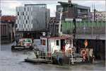 Die Arbeitsschiffe MÖWE (ENI 04810980) und TAUCHER BREMENPORTS (ENI 04805630) der bremenports laufen am 05.10.2016 von der Weser her in die Schleuse zum Neuen Hafen von Bremerhaven ein.