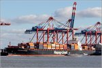 Zeit ist Geld. Kaum sind die Schlepper verschwunden, die der SINGAPORE EXPRESS (IMO 9200809) beim Anlegen an der Stromkaje in Bremerhaven assistiert haben, hat auch schon ein Bunkerboot zur Betankung des Containerschiffes festgemacht. Die SINGAPORE EXPRESS wurde 2000 gebaut, ist 294,06 m lang und 32.20 m breit. Sie hat eine GT/BRZ von 54.401 und eine DWT von 66.793 t. Heimathafen ist Hong Kong.
05.10.2016