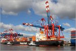 Zeit ist Geld. Während die beiden Schlepper die SINGAPORE EXPRESS (IMO 9200809) an die Stromkaje in Bremerhaven drücken und die Leine festgemacht werden, ist der Ausleger einer Containerbrücke heruntergelassen worden. Die SINGAPORE EXPRESS wurde 2000 gebaut, ist 294,06 m lang und 32.20 m breit. Sie hat eine GT/BRZ von 54.401 und eine DWT von 66.793 t. Heimathafen ist Hong Kong.
05.10.2016