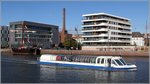 Die 2009 gebaute HEIN MÜCK steuert nach ihrer Rundfahrt durch die Überseehäfen Bremerhavens ihren Liegeplatz im Neuen Hafen an. Sie ist 22 m lang, 5,10 m breit und bietet bis zu 120 Passagieren Platz. 03.10.2016