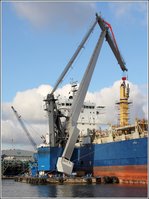 Der Schwimmkran SK ATHLET III (ENI 05305870) ist am 11.11.2016 bei Arbeiten an einem Schiffskran im Kaiserhafen I in Bremerhaven im Einsatz. Der 60 m hlhe Ausleger hat eine Tragkraft von max. 100 t.