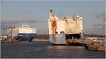 Die GLOVIS CORONA (IMO 9122930) liegt am 05.01.2017 noch mit Schlagseite im Kaiserhafen 2 in Bremerhaven. Wenige Tage zuvor ist ein Teil ihrer Ladung - darunter auch Panzer - bei einem Sturm in der Nordsee verruscht und hat zur Schlagseite geführt. Dabei wurden auch Hydraulikleitungen beschädigt, das ausgetretene Öl hat die Decks zum Teil in Rutschbahnen verwandelt. Die GLOVIS CORONA ist 200 m lang und 32 m breit, Heimathafen ist Jeju in Südkorea.

Links im Bild ist die RESOLVE (IMO 9080297) zu sehen. Sie ist eines der Schiffe, die Panzer und andere Militärfahrzeuge aus den USA nach Europa gebracht hat und die weiter nach Polen transportiert werden. Die RESOLVE ist 190 m lang und 32 m breit, Heimathafen ist Wilmington in den USA.
