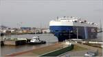 Die 2000 gebaute VEGA LEADER (IMO 9213818)fährt mit Schlepperunterstützung in die Nordschleuse in Bremerhafen ein, um auslaufen zu können. Dieser Autotransporter ist 180 m lang und 32 m breit, hat eine GT/BRZ von 51.496, eine DWT von 16.396 t und kann 4.323 Fahrzeuge transportieren. Heimathafen ist Panama.
30.03.2017