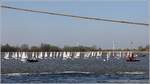 Hoffnungsvoller Nachwuchs: Rund 50 Optimisten-Jollen (nicht alle passten auf's Bild) drängelten sich am 02.04.2017 im Fischereihafen II in Bremerhaven auf dem Wasser.