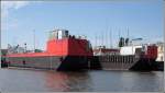 Auf diesem Foto vom 05.08.2007 sieht man die Heckpartie der WESTENSEE, in die das Schubschiff einfhrt. Die WESTENSEE wird auch als schwimmender l-Deich, englisch: Mobile Oil Dyke (MOD), bezeichnet.