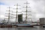 Das 1987 in Polen gebaute russische Segelschulschiff MIR (IMO 8501701) passiert am 25.05.2017 die Brücke zwischen dem Kaiserhafen I und dem Neuen Hafen in Bremerhaven. Die MIR ist ü.a. 109 m lang und 14 m breit. Die Segelfläche beträgt 2.771 m², die Geschwindigkeit unter Segeln bis zu 19,4 kn. Bis zu 55 Mann Stammbesatzung und 140 Kadetten finden auf dem Schulschiff der Admiral Makarov State Maritime Academy aus St. Petersburg Platz.