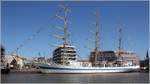 Die 1987 gebaute MIR (IMO 8501701) liegt am 26.05.2017 im Neuen Hafen in Bremerhaven. Die MIR ist ü.a. 109 m lang und 14 m breit. Die Segelfläche beträgt 2.771 m², die Geschwindigkeit unter Segeln bis zu 19,4 kn. Bis zu 55 Mann Stammbesatzung und 140 Kadetten finden auf dem Schulschiff der Admiral Makarov State Maritime Academy aus St. Petersburg (Russland) Platz.