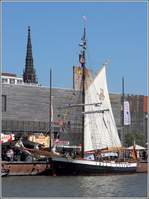 Die Nordische Jagt GRÖNLAND wurde 1867 im norwegischen Skånevikg gebaut. Sie war 1868 das Schiff der ersten deutschen Arktisexpedition und Kapitän Carl Koldewey. Sie ist ü.a. 25,80 m lang, 6,06 m breit und hat eine Segelfläche von etwa 300 m². Hier liegt sie am 26.05.2017 im Neuen Hafen von Bremerhaven.