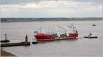 Die 2011 gebaute HHL NEW YORK (IMO 9448372) fährt mit Schlepperunterstützung in die Geestemündung in Bremerhaven. Dieses Schwergutschiff ist 168,60 m lang und 25,43 m breit, die GT/BRZ beträgt 17.644 und die DWT 19.866 t. Ausgerüstet ist sie mit drei Kranen: 2 x 400 t und 1 x 180 t. Heimathafen ist St. John's (Antigua and Barbuda). Früherer Name: BELUGA PUBLICATION. 13.06.2017