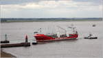 Die 2011 gebaute HHL NEW YORK (IMO 9448372) fährt mit Schlepperunterstützung in die Geestemündung in Bremerhaven. Dieses Schwergutschiff ist 168,60 m lang und 25,43 m breit, die GT/BRZ beträgt 17.644 und die DWT 19.866 t. Ausgerüstet ist sie mit drei Kranen: 2 x 400 t und 1 x 180 t. Heimathafen ist St. John's (Antigua and Barbuda). Früherer Name: BELUGA PUBLICATION. 13.06.2017