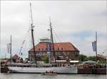Die No. 5 ELBE war von 1883 bis 1924 in Cuxhaven stationiert und als Lotsenschoner in der Elbmündung im Einsatz. Sie ist 37 m lang und 6 m breit und gehört zur Flotte der Stiftung Hamburg Maritim. Hier liegt sie am 26.05.2017 im Neuen Hafen von Bremerhaven.