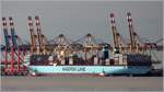 Die 2014 gebaute MORTEN MAERSK (IMO 9632104) bereitet sich am 13.05.2017 auf das Ablegen von der Stromkaje in Bremerhaven vor. Sie ist 399 m lang und 59 m breit, hat eine GT/BRZ von 194.849, eine DWT von 194.790 t und eine Kapazität von 18.270 TEU. Heimathafen ist Kopenhagen (Dänemark).