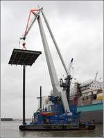 Der Schwimmkran BHV ATHLET (ENI 05305870, ex SK ATHLET III) ist beim Umbau (Verlängerung) der Ostseefähre PETER PAN im Kaiserhafen 1 in Bremerhaven im Einsatz. 28.01.2018