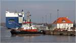 Die 2005 gebaute BUGSIER 1 (IMO 9320908) am 30.03.2018 im Kaiserhafen I in Bremerhaven. Dahinter liegt der Autotransporter JINSEI MARU im Kaiserhafen II. Dieser Bugsier-Schlepper ist 33,68 m lang, 11,10 m breit, hat eine Maschinenleistung von 4.100 kW und einen Pfahlzug von 58 t. Heimathafen ist Hamburg.