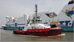 RT PETER (IMO 9474917) passiert die in Bremerhaven im Schwimmdock liegende PETER PAN. Der Schlepper ist ein 2009 gebautes Kraftpaket mit 5.295 kw. Er ist 32 m lang, 12 m breit und hat eine Pfahlzug von 85 t. Heimathafen ist Valletta (Malta). 30.03.2018