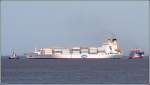 Die 145 m lange CHIQUITA SCHWEIZ (IMO 9015216) wird am 11.06.2006 mit Untersttzung zweier Schlepper an ihren Liegeplatz an der Stromkaje in Bremerhaven verbracht. Dabei bewegt sie sich zeitweise auch quer zum Fahrwasser. An Deck stapeln sich die weien Khlcontainer.