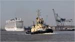 Die 2005 gebaute SVITZER VIDAR (IMO 9319181) fährt am 19.04.2018 die Stromkaje in Bremerhaven entlang. Der Schlepper ist 29,50 m lang und 11 m breit. Die Maschinenleistung beträgt 4.800 kW und der Pfahlzug 80 t. Heimathafen ist Esbjerg (Dänemark). Frühere Namen: MONTRAS, R CATALUNYA. Im Hintergrund ist die NORWEGIAN BLISS (IMO 9751509) zu sehen.
