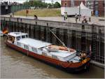 DE VROUW CHRISTINA wurde 1909 als segelndes Binnenfrachtschiff gebaut und bis in die 1970er Jahre vor allem für den Transport von Torf im Raum Groningen eingesetzt. Dann wurde sie zum fahrenden Wohnschiff umgebaut. Vor kurzem wurde sie von ihrem bisherigen Heimatort Vlaardingen an ihren neuen Heimatort Bremen-Vegesack geholt. Länge: 19,75 m, Breite: 4,16 m, Tiefgang: 0,80 m. Hier ist sie am 24.05.2018 in der Schleuse Neuer Hafen in Bremerhaven zu sehen.