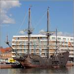 Die EL GALEON (IMO 9578115) ist ein 2010 gebauter Nachbau einer spanischen Galeone. Länge: 49,40 m, Breite: 10,10 m, Tiefgang: 3 m, die Segelfläche beträgt 965 m². Heimathafen ist Sevilla (Spanien). Zum Seestadtfest besuchte sie Bremerhaven. 26.05.2018
Weitere Infos zum Schiff: https://www.fundacionnaovictoria.org/construction-el-galeon/