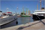 Die Bugpartien der beiden Dampfer PRINZ HEINRICH und WAL geben den Blick frei auf die Bark ALEXANDER VON HUMBOLDT II. Gesehen am 25.05.2018 während des SeeStadtFestes Bremerhaven im Neuen Hafen.