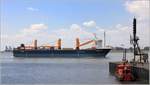 Die 2008 in Bremerhaven gebaute COMBI DOCK I (IMO 9400473) am 15.07.2018 auf der Weser Hhe Bremerhaven. Dieses Schwerlastschiff ist 169,40 m lang und 25,73 m breit, hat eine GT/BRZ von 17.341 und eine DWT von 10.480 t. Heimathafen ist St. John's (Antigua and Barbuda).