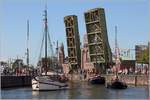Einige Segelschiffe passieren die Klappbrücke vom Neuen in den Alten Hafen von Bremerhaven. 17.08.2018