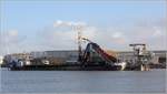 Der Eimmerkettenbagger BAGGER BREMERHAVEN (ENI 05306120) ist im Fischereihafen Bremerhaven im Einsatz. Die Klappschute KS 4 (ENI 05401710) ist längsseits gegangen, um das Baggergut aufzunehmen. 04.12.2018