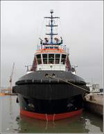Der 2009 gebaute Schlepper FAIRPLAY-31 (IMO 9416575) liegt mit inzwischen schwarzem Rumpf im Dockvorhafen in Bremerhaven. Er ist 39 m lang und 12,96 m breit, hat eine Maschinenleistung von 5.304 kW und eine Pfahlzug von 90 t. Heimathafen ist St. John's (Antigua and Barbuda). 12.12.2018