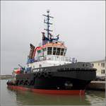 Der 2009 gebaute Schlepper FAIRPLAY-31 (IMO 9416575) liegt mit inzwischen schwarzem Rumpf im Dockvorhafen in Bremerhaven. Er ist 39 m lang und 12,96 m breit, hat eine Maschinenleistung von 5.304 kW und eine Pfahlzug von 90 t. Heimathafen ist St. John's (Antigua and Barbuda). 12.12.2018