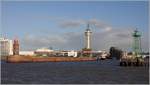 In Bremerhaven mündet die Geeste in die Weser. Flankiert wird die Einfahrt durch die beiden Molenfeuer. Im Hintergrund ist der Richtfunkturm des WSA Bremerhaven zu sehen. Die nicht mehr ganz standfeste Nordmole mit dem roten Molenfeuer soll in den nächsten Jahren durch einen nach Norden verschwenkten Neubau ersetzt werden, um der Schifffahrt eine einfachere Einfahrt in die Geestemündung und zur Fischereihafen-Doppelschleuse zu ermöglichen. Dabei soll das denkmalgeschützte Molenfeuer möglichst komplett umgesetzt werden. 04.12.2018