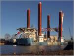 Die 2010 gebaute WIND LIFT I (IMO 9516686) liegt am 02.01.2019 im Kaiserhafen I in Bremerhaven. Dieses Errichterschiff ist 114,87 m ü.a. lang und 44,76 m breit. Die 4 Hubbeine haben eine Länge von 72 m, der Kran hat eine Hebekraft von 500 t. Heimathafen ist Cuxhaven.