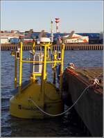 Diese Forschungstonne oder -boje des Fraunhofer IWES schwimmt ordentlich in der Kaje vertäut im Fischereihafen 2 in Bremerhaven. 02.01.2018