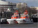 Der Seenotrettungskreuzer THEO FISCHER (re.) der Station Darßer Ort liegt am 17.03.2019 im Päckchen mit dem Seenotrettungskreuzer HERMANN RUDOLF MEYER vor der Station in Bremerhaven.