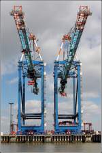 Auf dem North Sea Terminal Bremerhaven (NTB) an der Stromkaje in Bremerhaven sind seit Ende 2018 6 neue Containerbrücken des Herstellers Liebherr im Einsatz. Sie wurden auf dem Betriebsgelände montiert. Die Containerkrane haben eine operative Auslage von 73 Metern, insgesamt hat der Ausleger eine Länge von 82,80 Metern. Die Hubhöhe beträgt 51,2 Meter. Die neuen Brücken sind damit in der Lage, Großcontainerschiffe über 25 Containerreihen an Deck abzufertigen. 09.04.2019