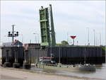 Die Motorklappschute HH 212 (ENI 04029780) verlässt am 25.04.2019 die Fischereihafen-Doppelschleuse in Bremerhaven. Sie ist 49,90 m lang und 8,90 m breit, die Tonnage beträgt 900 t. Heimathafen ist Hamburg.