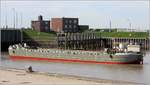 Die Motorklappschute HH 211 (ENI 04029930) steuert am 25.04.2019 die Fischereihafen-Doppelschleuse in Bremerhaven an. Sie ist 49,90 m lang und 8,90 m breit, die Tonnage beträgt 900 t. Heimathafen ist Hamburg. 