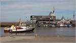 Das Wasserinjektionsgerät HOL BLANK (ENI 04805640) bringt sich in Position, um den Schlamm am Fahrwasseruntergrund vor dem Anleger der Lotsenboote aufzulockern und zu beseitigen. Sie ist 39,6 m lang und 10,5 m breit. Die Arbeitstiefe beträgt bis zu 21 m. Heimathafen ist Bremerhaven. Die Bremerhavener Lotsenboote WESERLOTSE und VISURGIS mussten den Anleger verlassen und dümpeln in der Geeste. 25.04.2019
